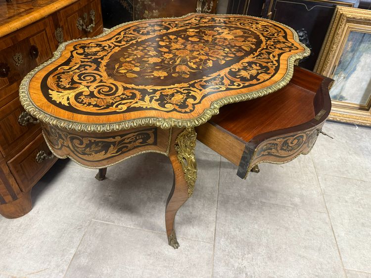 TABLE DE MILIEU VIOLONNEE NAPOLEON III EN MARQUETERIE