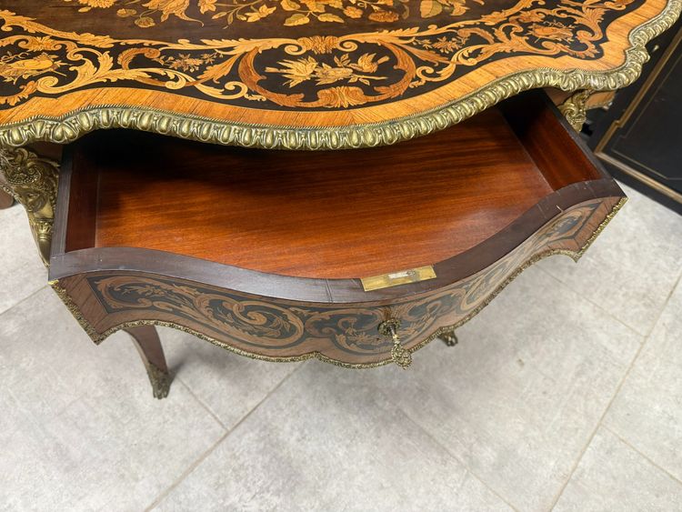 TABLE DE MILIEU VIOLONNEE NAPOLEON III EN MARQUETERIE