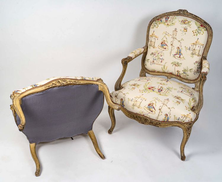 Paar breite Sessel aus naturfarbener Buche, lackiert, Epoche Louis XV, ca. 1740-1750