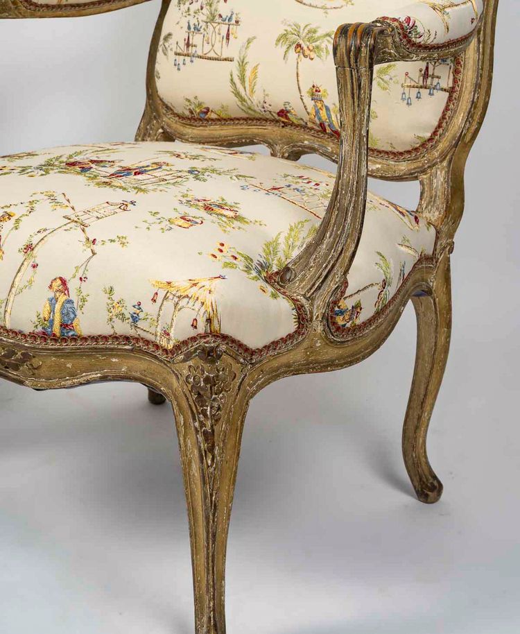Paar breite Sessel aus naturfarbener Buche, lackiert, Epoche Louis XV, ca. 1740-1750