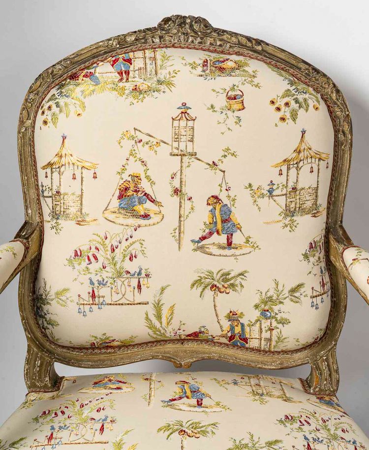 Paar breite Sessel aus naturfarbener Buche, lackiert, Epoche Louis XV, ca. 1740-1750