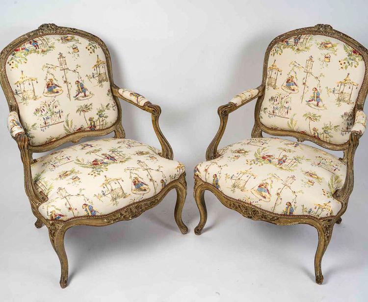 Paar breite Sessel aus naturfarbener Buche, lackiert, Epoche Louis XV, ca. 1740-1750