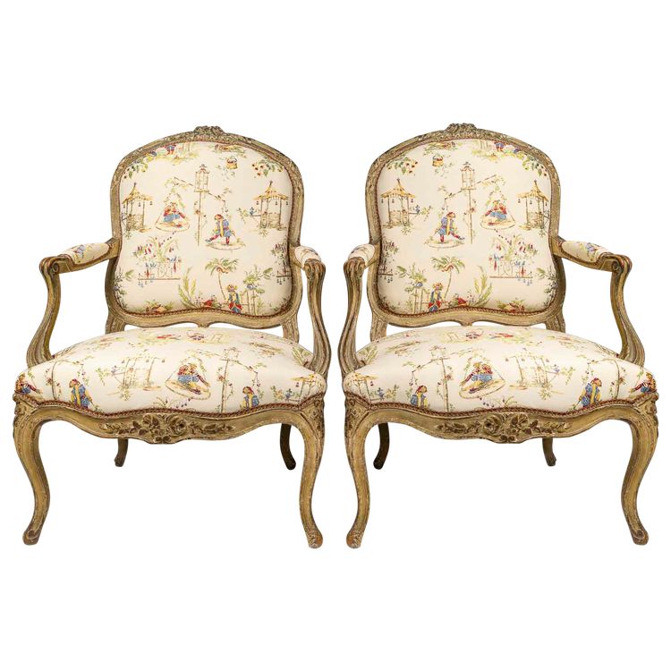 Paar breite Sessel aus naturfarbener Buche, lackiert, Epoche Louis XV, ca. 1740-1750