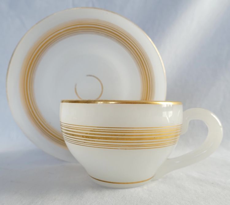 Baccarat - tasse à chocolat, opaline savonneuse rehaussée filets or - vers 1850