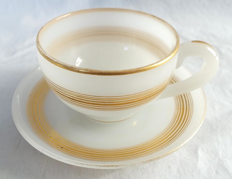 Baccarat - tasse à chocolat, opaline savonneuse rehaussée filets or - vers 1850