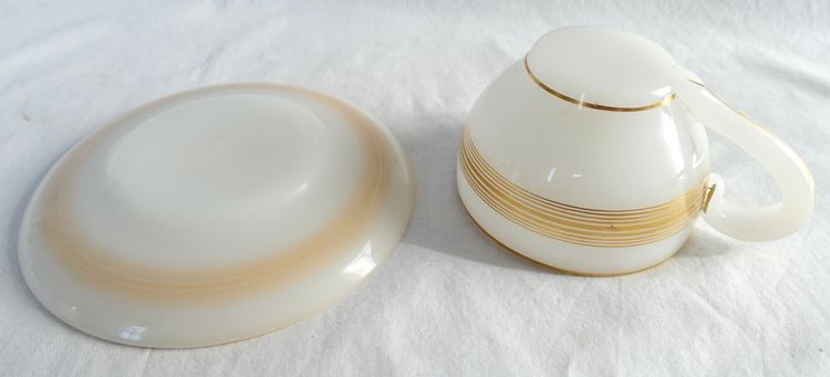Baccarat - tasse à chocolat, opaline savonneuse rehaussée filets or - vers 1850