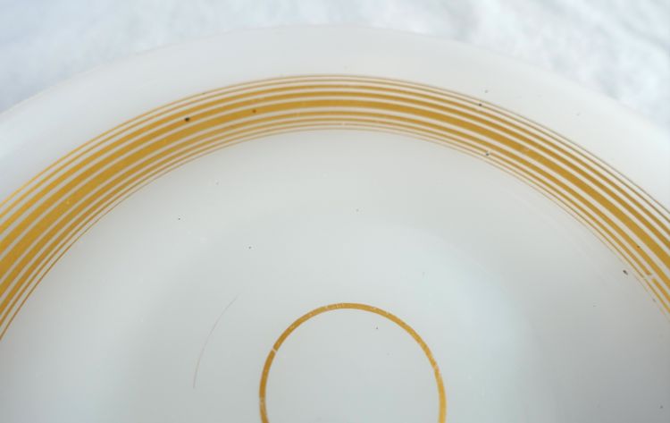 Baccarat - tasse à chocolat, opaline savonneuse rehaussée filets or - vers 1850