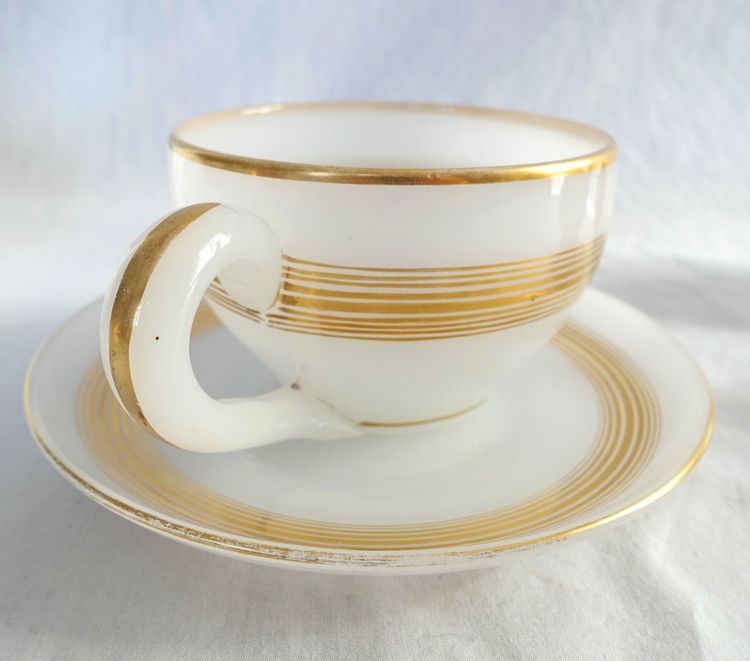 Baccarat - tasse à chocolat, opaline savonneuse rehaussée filets or - vers 1850