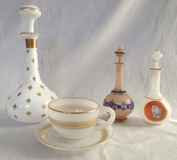 Baccarat - tasse à chocolat, opaline savonneuse rehaussée filets or - vers 1850