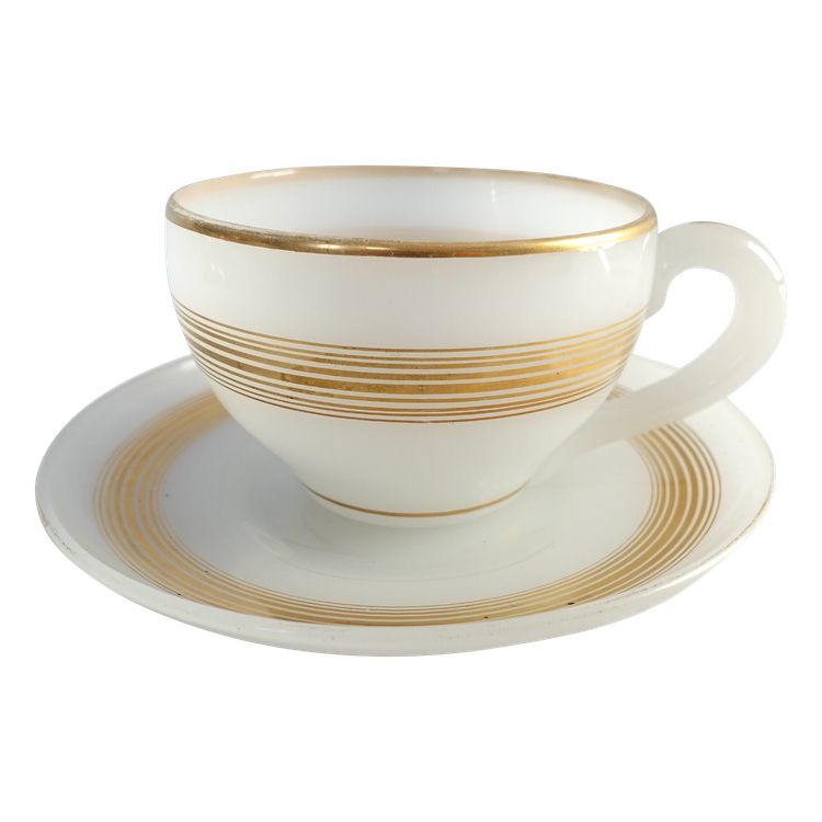 Baccarat - tasse à chocolat, opaline savonneuse rehaussée filets or - vers 1850