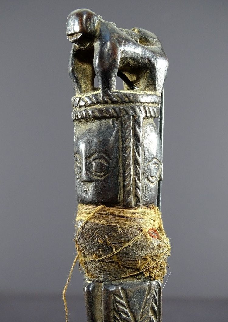 Népal, Début Du XIXème Siècle, Rare Phurbu Miniature En Bois Sculpté Têtes Divinités Et Tigre.