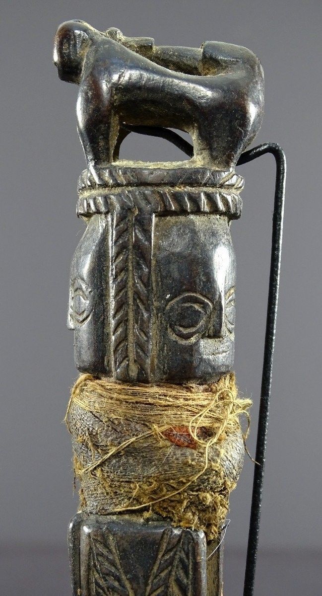 Népal, Début Du XIXème Siècle, Rare Phurbu Miniature En Bois Sculpté Têtes Divinités Et Tigre.