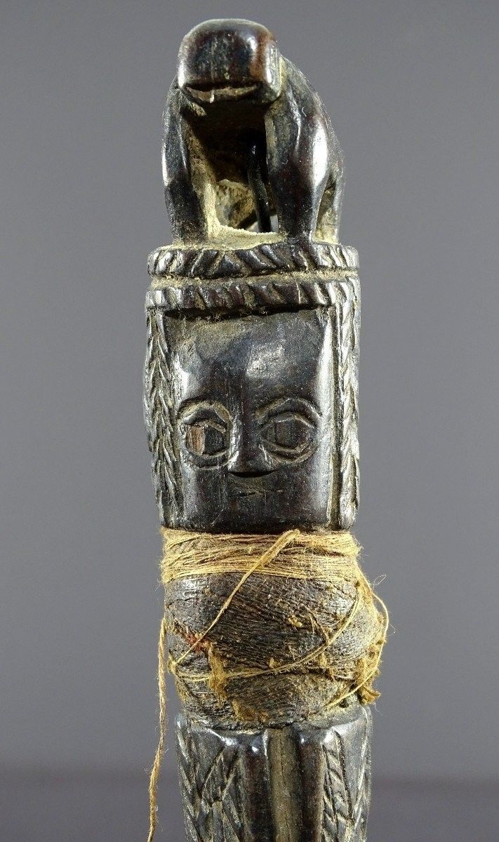 Népal, Début Du XIXème Siècle, Rare Phurbu Miniature En Bois Sculpté Têtes Divinités Et Tigre.