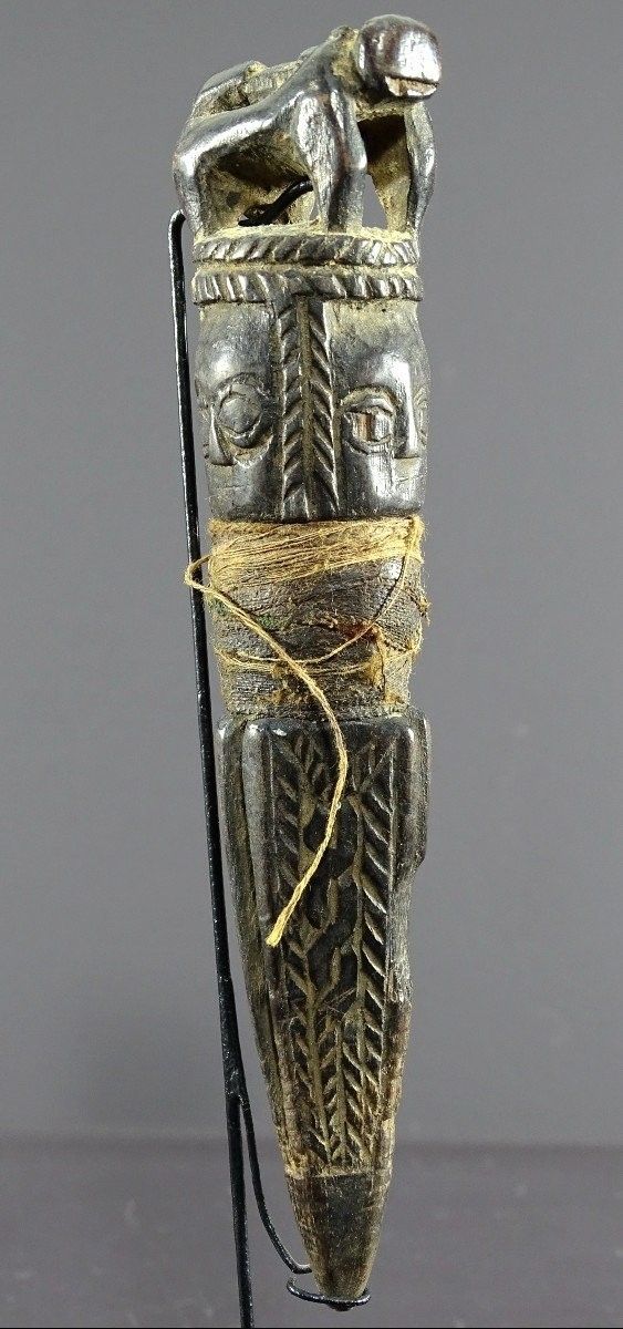 Népal, Début Du XIXème Siècle, Rare Phurbu Miniature En Bois Sculpté Têtes Divinités Et Tigre.