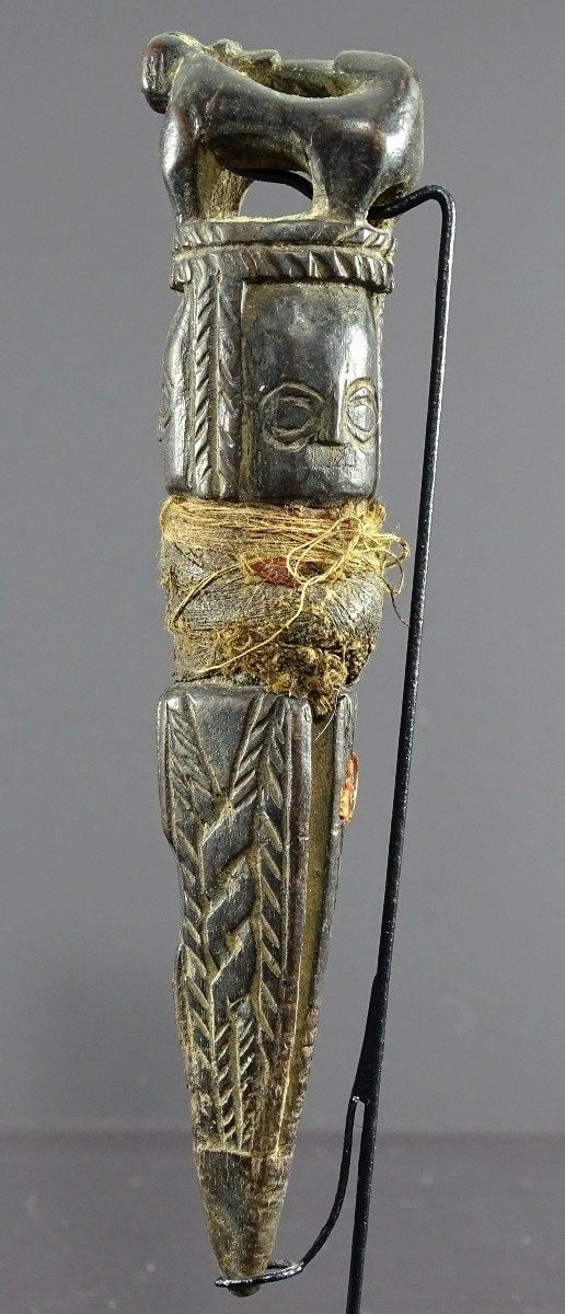 Népal, Début Du XIXème Siècle, Rare Phurbu Miniature En Bois Sculpté Têtes Divinités Et Tigre.