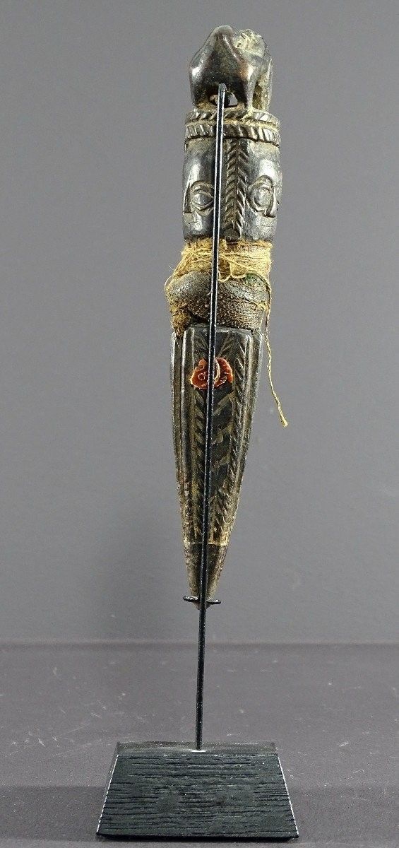 Népal, Début Du XIXème Siècle, Rare Phurbu Miniature En Bois Sculpté Têtes Divinités Et Tigre.