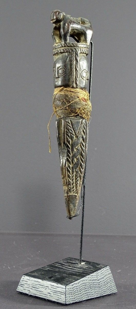 Népal, Début Du XIXème Siècle, Rare Phurbu Miniature En Bois Sculpté Têtes Divinités Et Tigre.