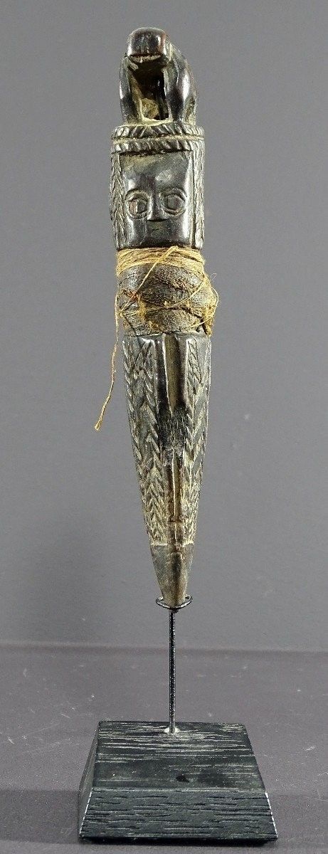 Népal, Début Du XIXème Siècle, Rare Phurbu Miniature En Bois Sculpté Têtes Divinités Et Tigre.