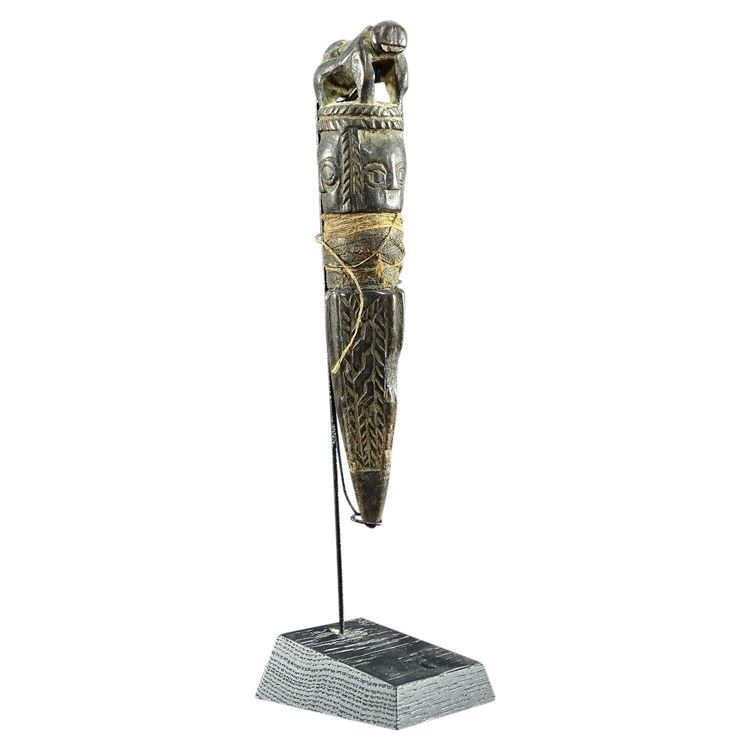 Népal, Début Du XIXème Siècle, Rare Phurbu Miniature En Bois Sculpté Têtes Divinités Et Tigre.