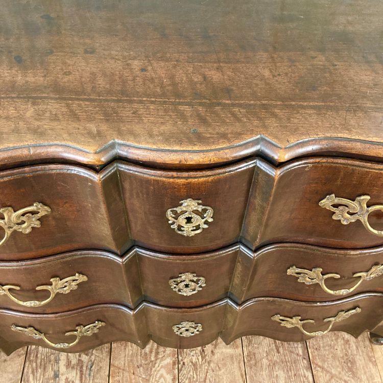 Armbrustkommode aus Nussbaumholz XVIII.