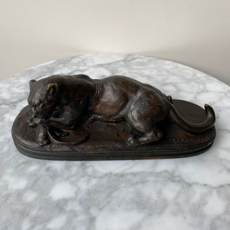 Leonessa in bronzo di Edouard Delabrièrre con patina marrone