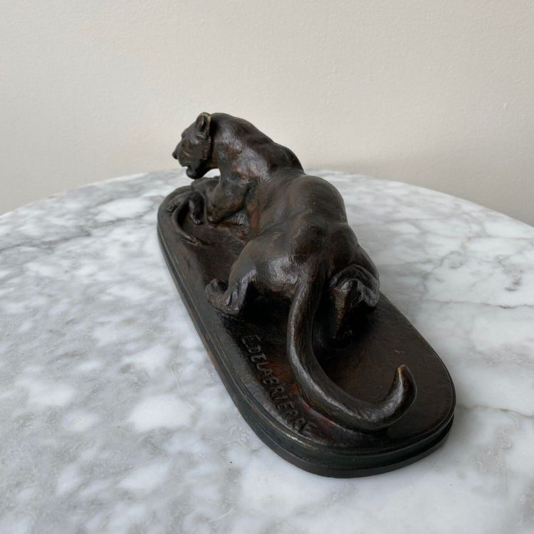 Leonessa in bronzo di Edouard Delabrièrre con patina marrone