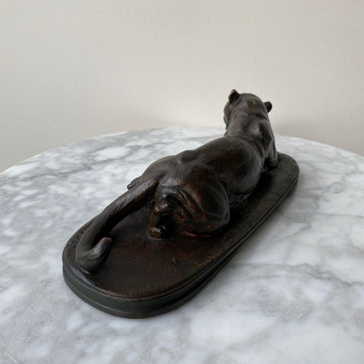 Leonessa in bronzo di Edouard Delabrièrre con patina marrone