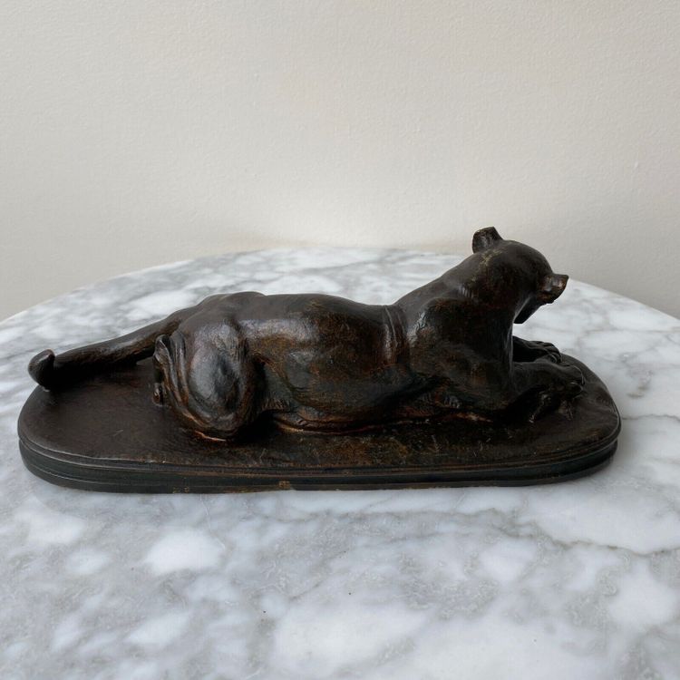 Leonessa in bronzo di Edouard Delabrièrre con patina marrone