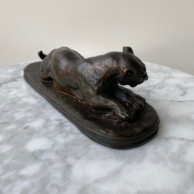 Leonessa in bronzo di Edouard Delabrièrre con patina marrone