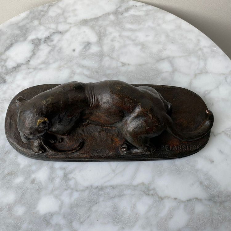 Leonessa in bronzo di Edouard Delabrièrre con patina marrone