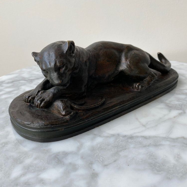 Leonessa in bronzo di Edouard Delabrièrre con patina marrone