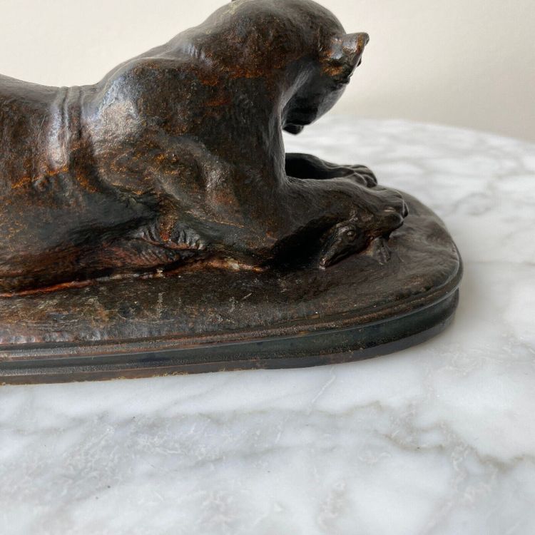 Leonessa in bronzo di Edouard Delabrièrre con patina marrone