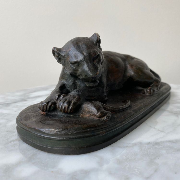 Leonessa in bronzo di Edouard Delabrièrre con patina marrone