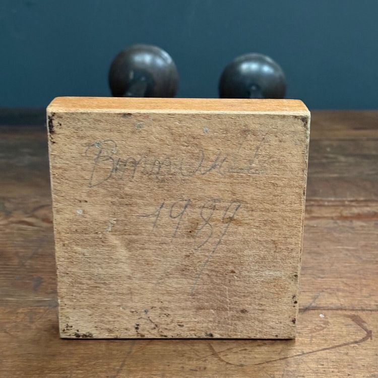 Candeliere a 2 luci battuto nel 1970 su base in legno