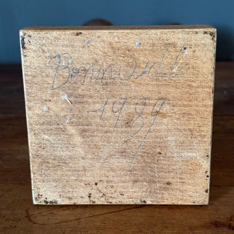 Candeliere a 2 luci battuto nel 1970 su base in legno