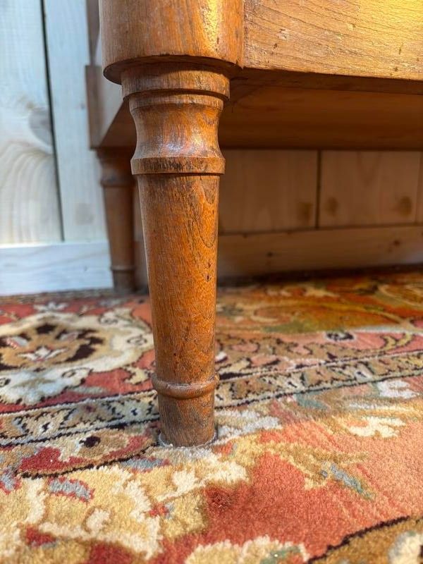 Meuble à hauteur d’appui de style Louis XVI