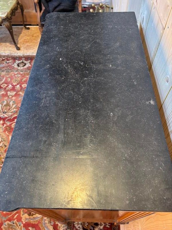 Meuble à hauteur d’appui de style Louis XVI