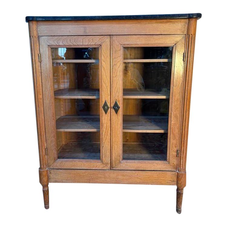 Meuble à hauteur d’appui de style Louis XVI