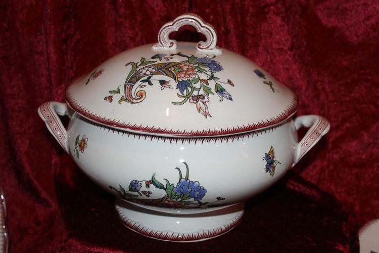 Sarreguemines earthenware dinner service with cornucopia décor from Rouen early 20th century