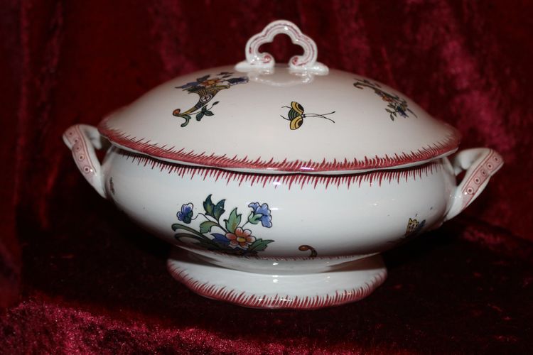 Sarreguemines earthenware dinner service with cornucopia décor from Rouen early 20th century
