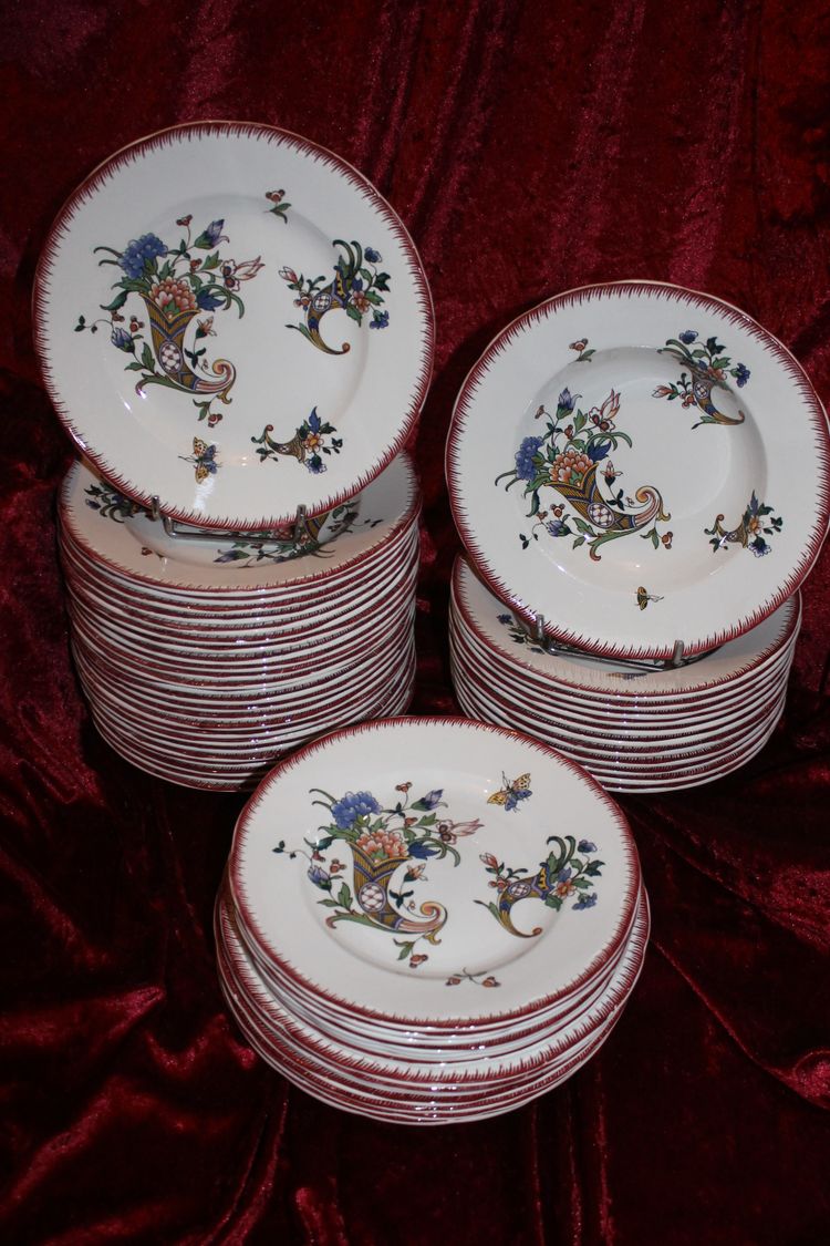 Sarreguemines earthenware dinner service with cornucopia décor from Rouen early 20th century