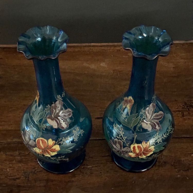 Coppia di vasi smaltati del 1900 con disegno floreale su fondo blu XX secolo