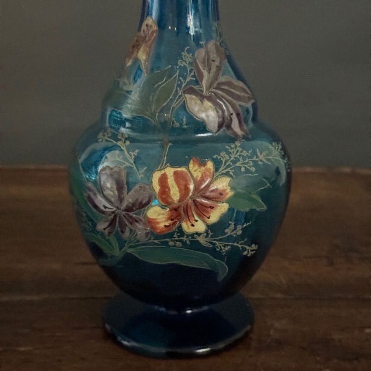 Coppia di vasi smaltati del 1900 con disegno floreale su fondo blu XX secolo