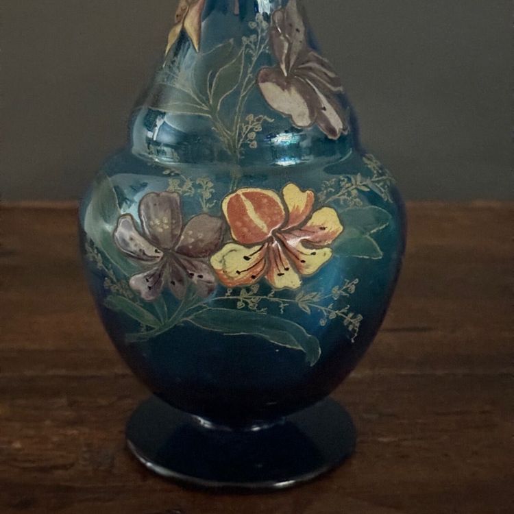 Coppia di vasi smaltati del 1900 con disegno floreale su fondo blu XX secolo