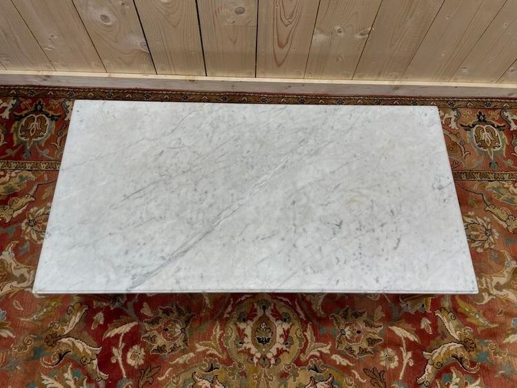 Table basse de style Louis XVI en bois doré et marbre de carrare 