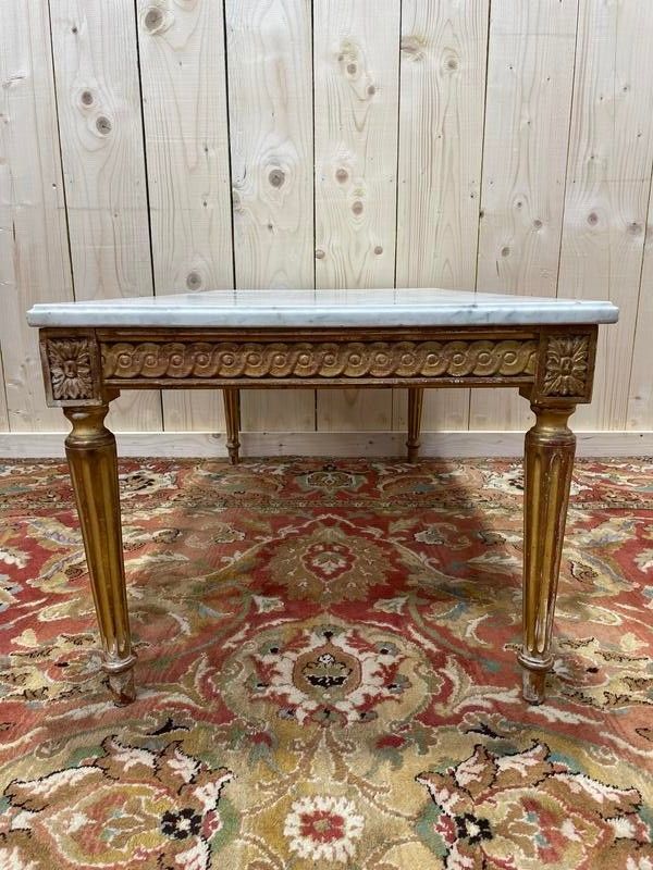Table basse de style Louis XVI en bois doré et marbre de carrare 