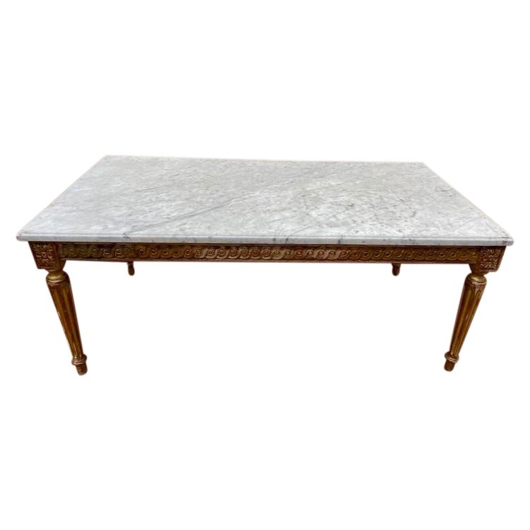 Table basse de style Louis XVI en bois doré et marbre de carrare 