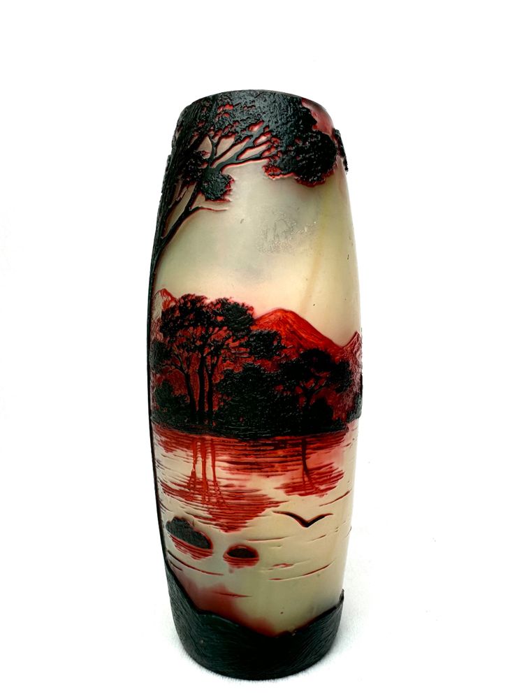 De Vez, vase with lake landscape design