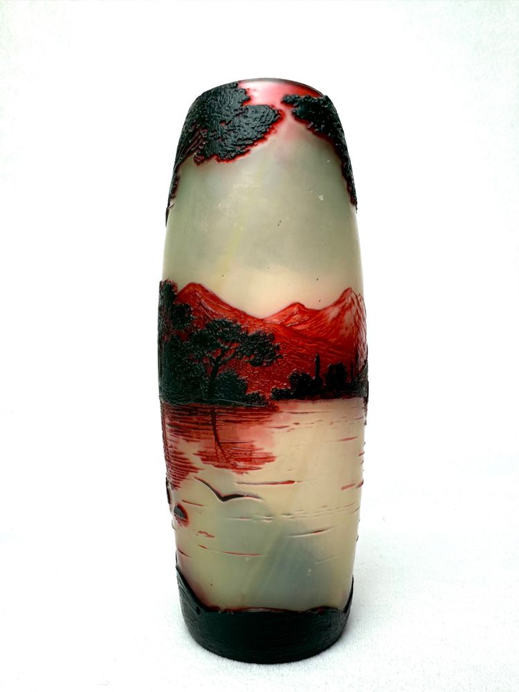 De Vez, vase with lake landscape design