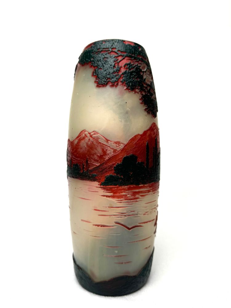 De Vez, vase with lake landscape design